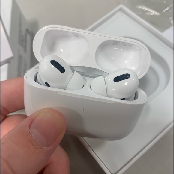 I’m selling some white air pod pros! Never used. Pick up only & price negotiabl